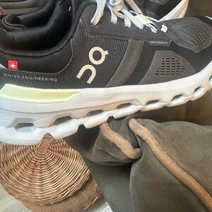 On clouds Running Gray and White Cloudtec Sneakers